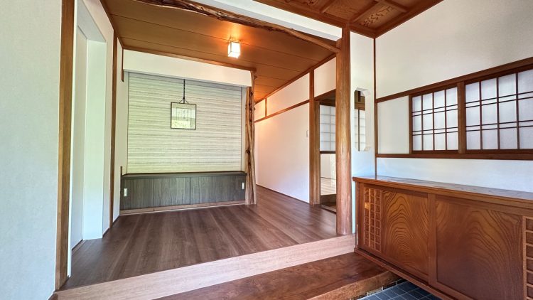 リフォーム後の玄関　純和風建築　床張り替え　パナソニックベリティスフロア　収納引き違い扉面材貼り替え
