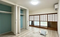 リフォーム後の洋室　雪見障子　クローゼットに鮮やかなブルーのアクセントクロス