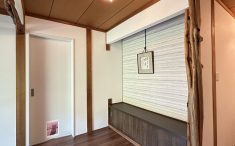 リフォーム後の玄関　洋室アウトセット扉　ペットドア