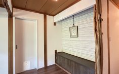 リフォーム後の玄関　洋室アウトセット扉　ペットドア