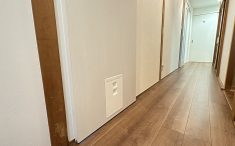 リフォーム後の廊下　アウトセット引戸にペットドア