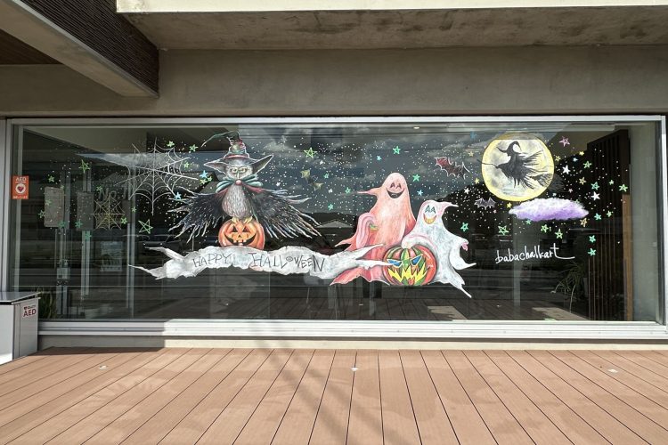 202510リファイン備前ショウルームの窓アート　チョークアート