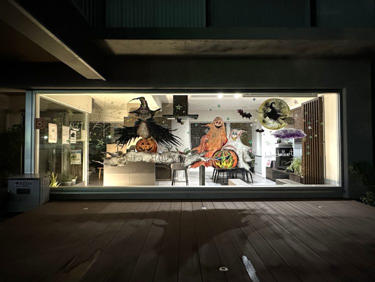 202510リファイン備前ショウルームの窓アート　チョークアート