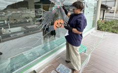 202510リファイン備前ショウルームの窓アート　チョークアートアーティスト