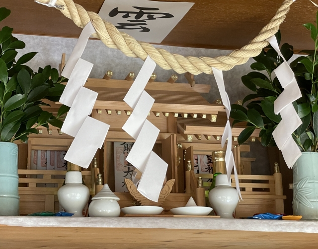神棚と宮形、しめ縄、天照大神の神札 天井に雲の文字