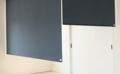 LDKの畳スペースと天井にロールスクリーン　
