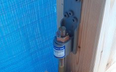 建築途中の注文住宅　ホールダウン金物