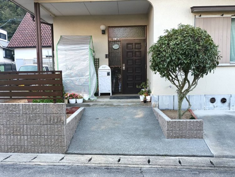 外構リフォーム後の玄関の様子　土間コンクリートとブロックとフェンス