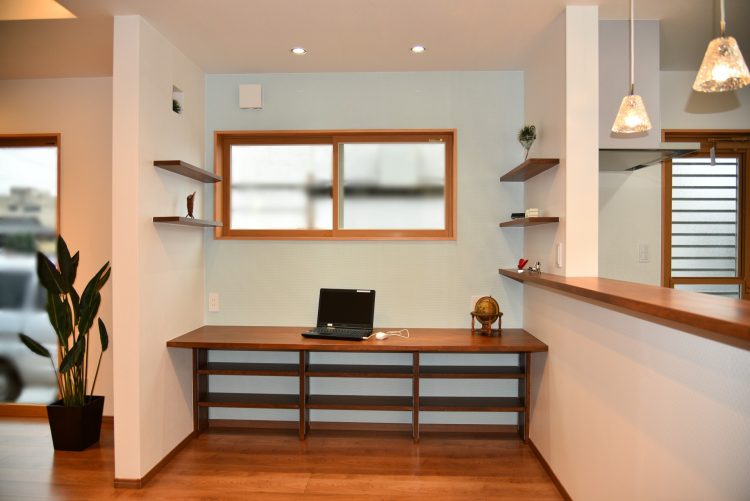 キッチン横の造作カウンター　天板下に稼働棚