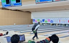 安全衛生協力大会 懇親会ボーリング始球式の様子