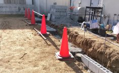 外構リフォーム中の外構の様子　境界ブロック施工中