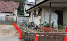 外構リフォーム中の外構の様子　境界ブロック施工中