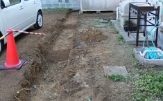 外構リフォーム中の外構の様子　境界ブロック施工中