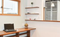 キッチン横の造作カウンター　天板下に稼働棚