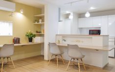 キッチン壁にダイニングカウンターとキッチン近くにスタディカウンター