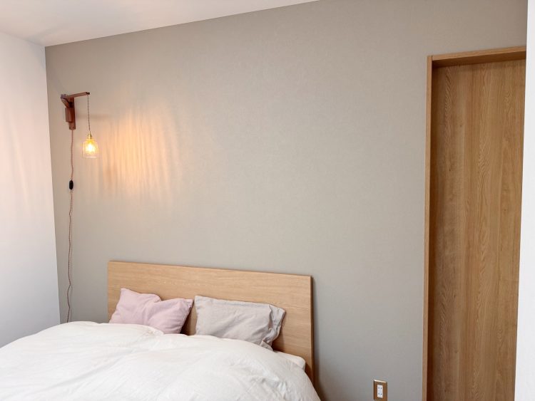 リフォーム後の壁紙 壁吊りブラケット