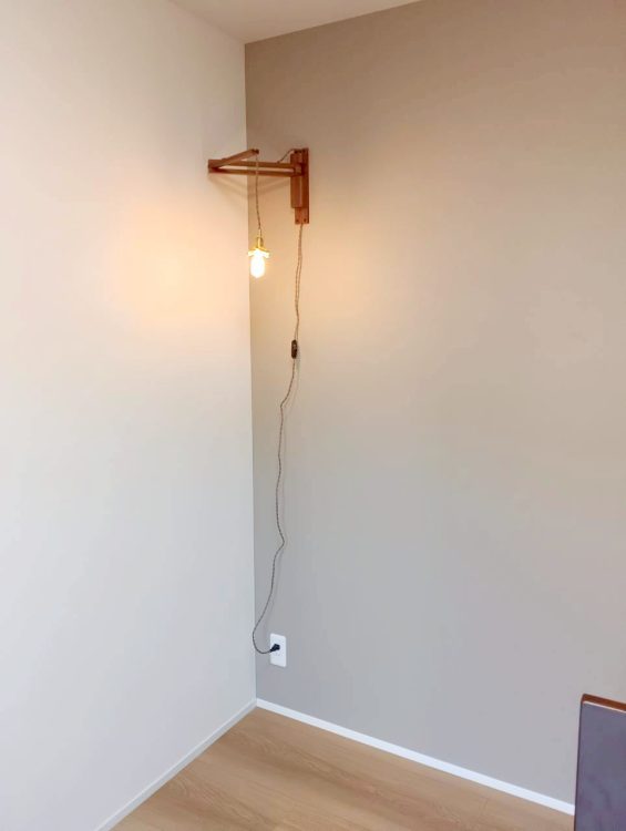 リフォーム後の壁紙 壁吊りブラケット