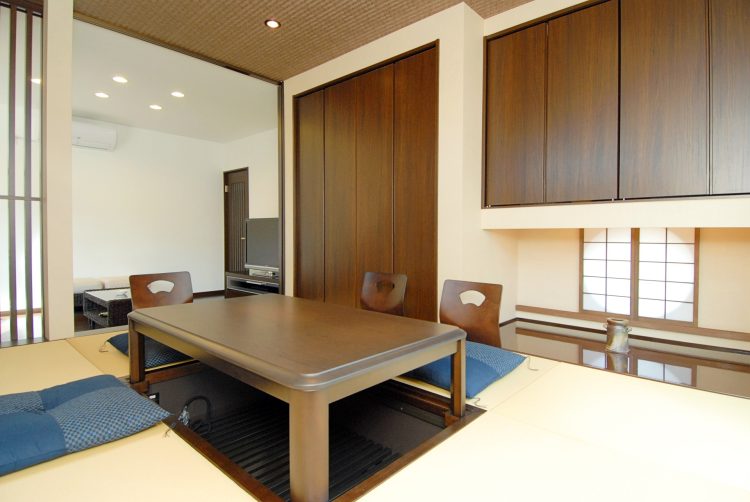 吊り押入のある和室