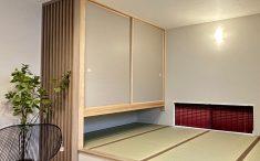 洋室の半分を畳の小上がりに。畳の上には吊り押入。