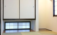 半畳畳の和室に吊り押入。下の空間には窓